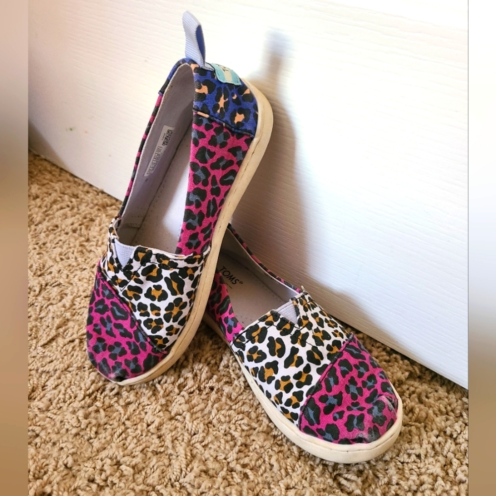 Girls leopard Toms size 1Y
